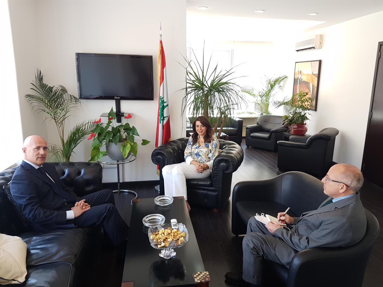 إستقبلت وزيرة المهجرين الدكتورة غادة شريم في الوزارة سفير الأرجنتين